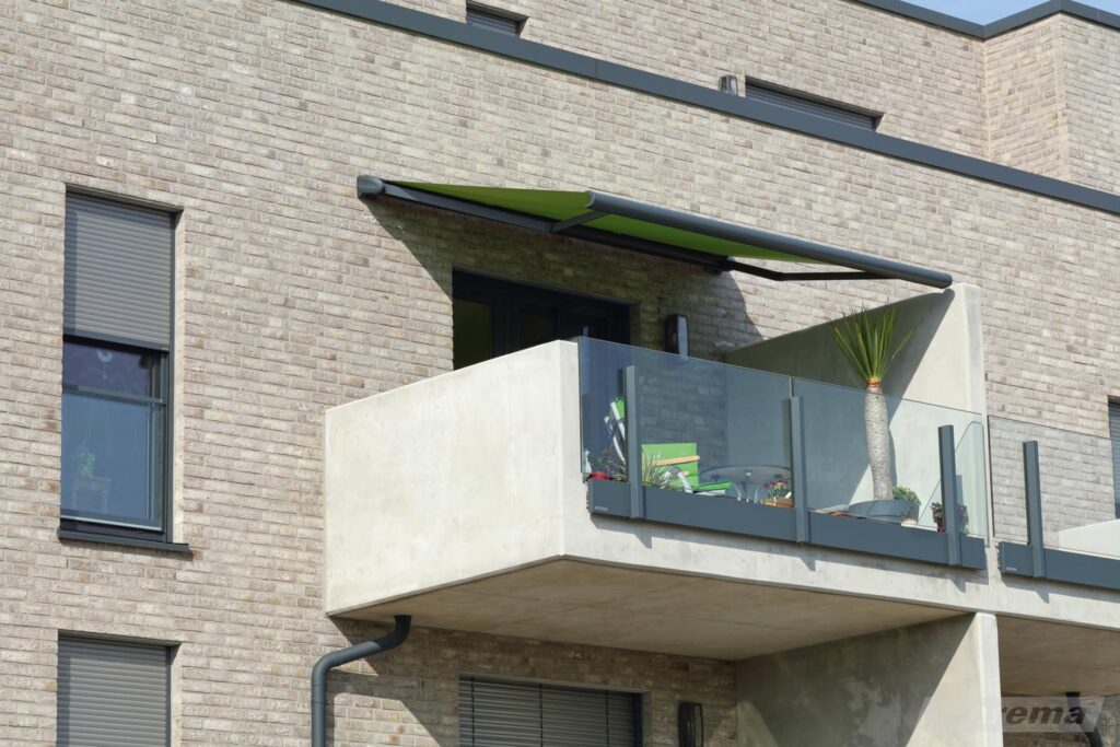 grüne Markise Blaurock über Balkon