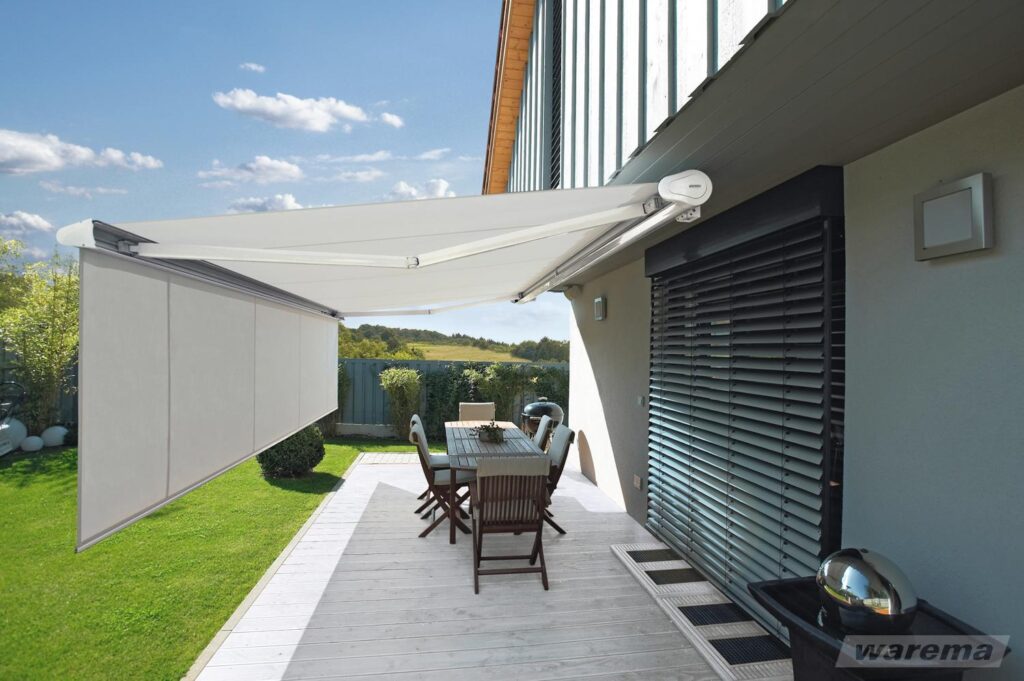 weiße Markise Blaurock über Terrasse