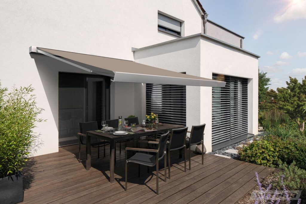 graue/ beige Markise Blaurock über Terrasse