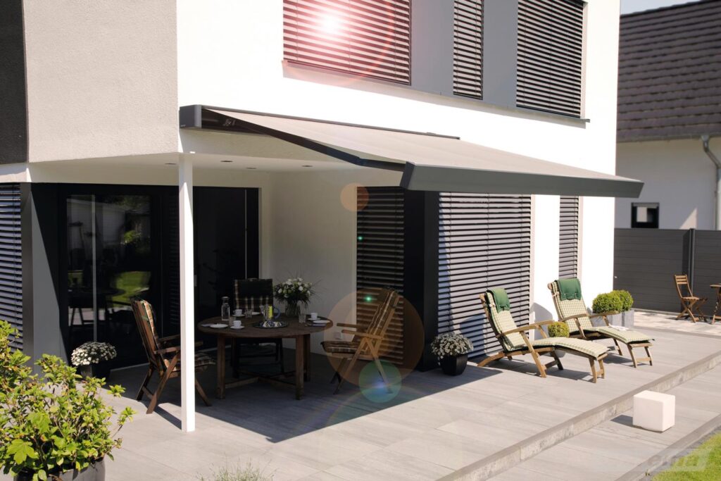 graue/ beige Markise Blaurock über Terrasse