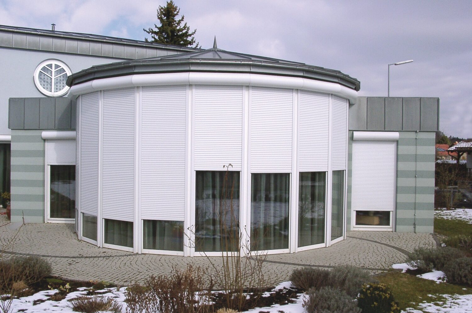 Runder Pavillon mit Blaurock-Fenstern