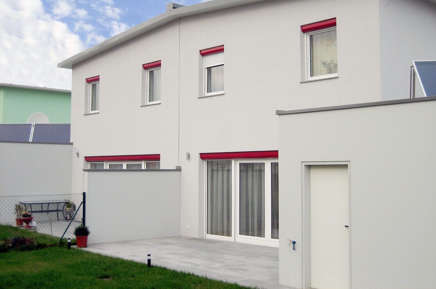 Blaurock-Fenster mit Alukon Vorbaukasten in Zwei-Familienhaus